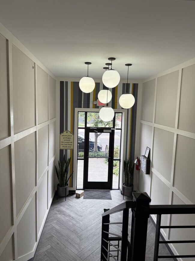 Foto del edificio - Bright Top-Floor 1BR Condo in Columbia Hei...