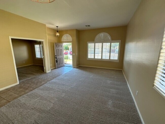 Building Photo - Spacious 4 bed, 2.5 bathroom home in the h...