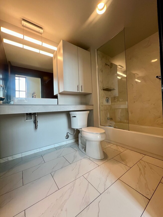 Interior Photo - Malone