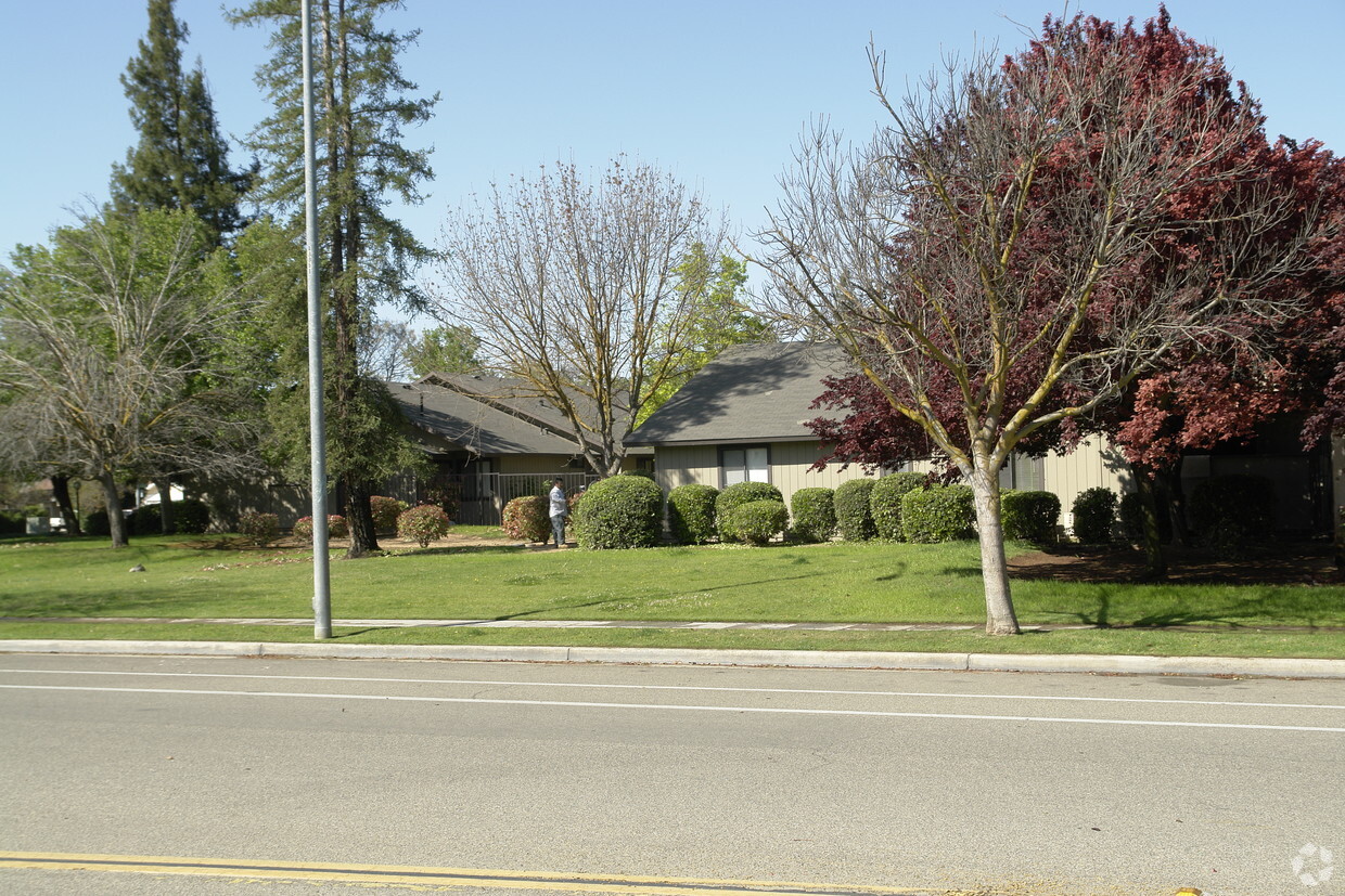 Building Photo - Lakes Apartments