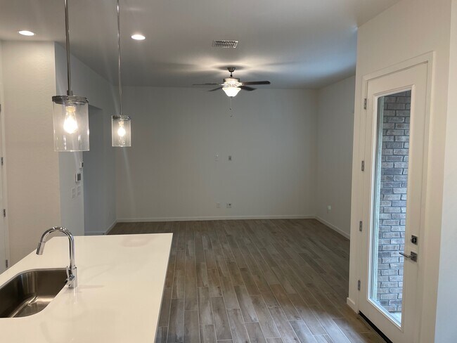 Building Photo - 901 S Smith Rd