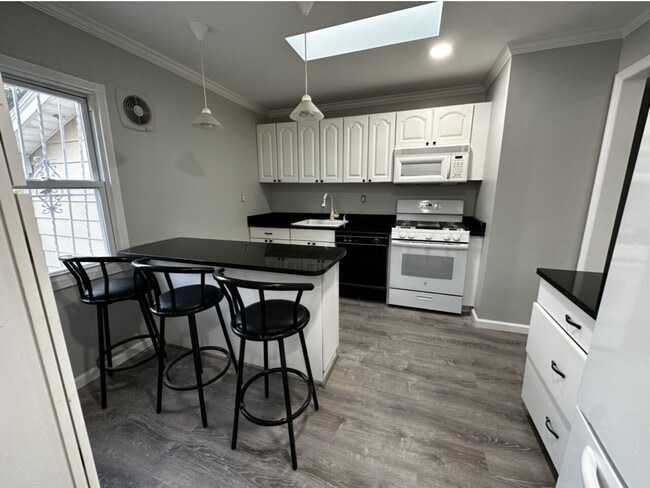 Foto del edificio - 34 Blue Jay Dr, Brentwood