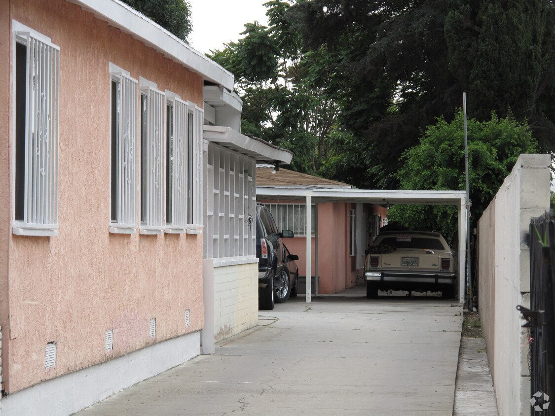 Foto del edificio - 11040-11042 A,B,C Dodson St