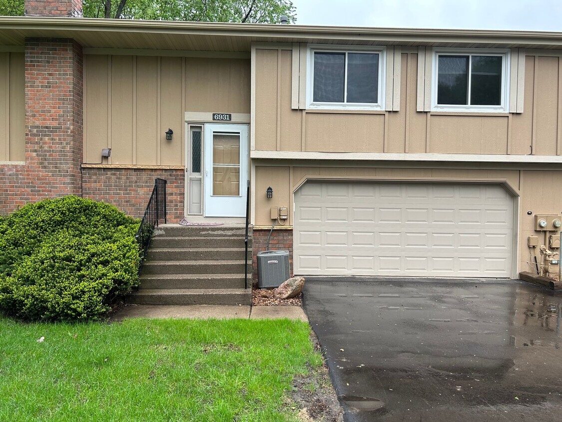 Primary Photo - Available NOW! 3bd townhome in great Woodb...