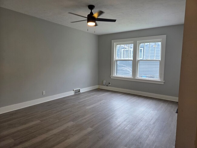 Building Photo - Lovely 3 BR, 1 BA home!