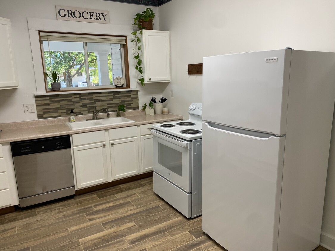 Kitchen with new appliances - 3260 Starr St