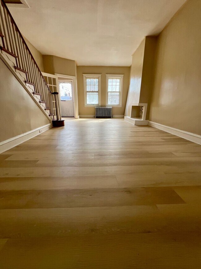 Foto del edificio - Spacious 3-Bedroom Townhome in Port Richmond! Available mid-April!