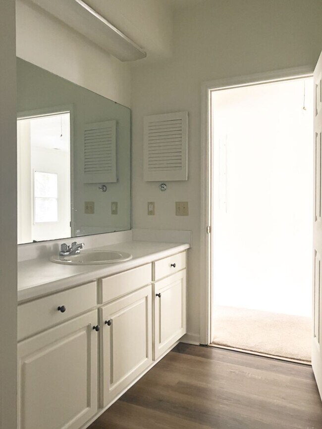 Foto del edificio - Two Bedroom Townhome!