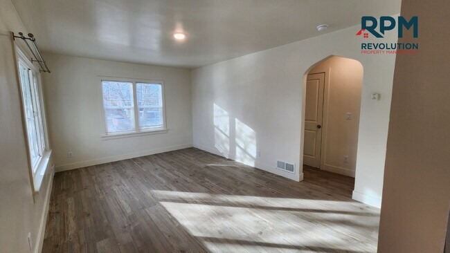 Foto del edificio - "Charming 3-Bed in Ogden: Spacious 1104 Sq Ft Living!"