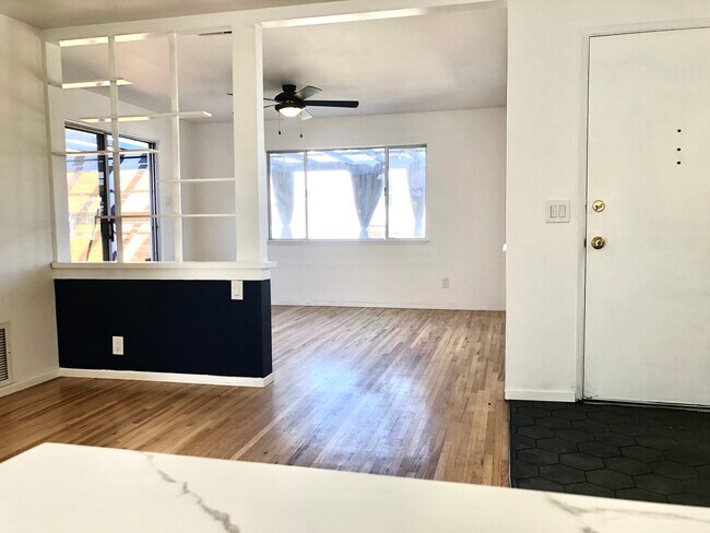 Building Photo - 2431 Walgrove Ave