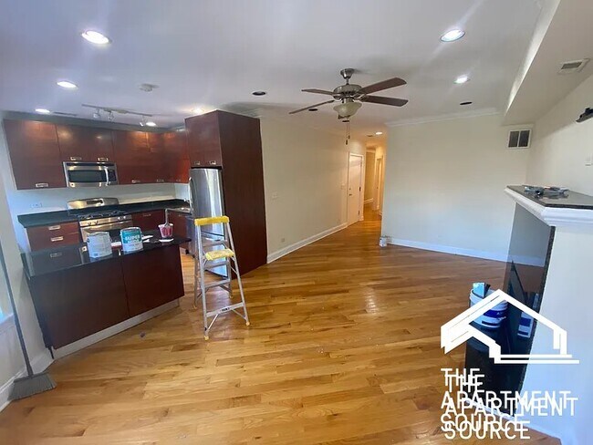 Building Photo - 6947 N Oakley Ave