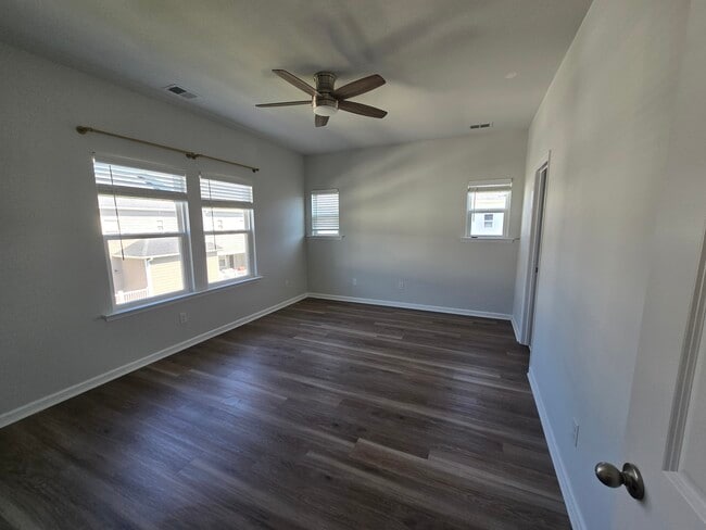 Master Bed - 550 McLernon Trce