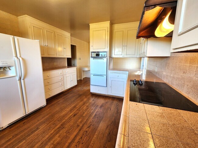 Foto del edificio - Spacious Atherton Home with Pool & Stunning Views