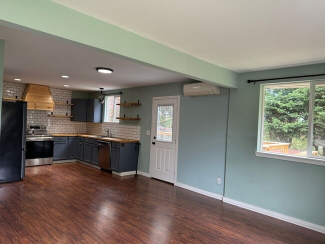 Building Photo - Absolutely darling 2 bedroom 2 bath Tracyt...