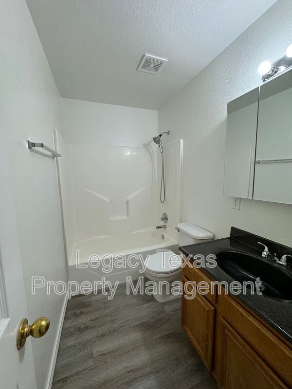 Foto del edificio - 701 Miracle Ln