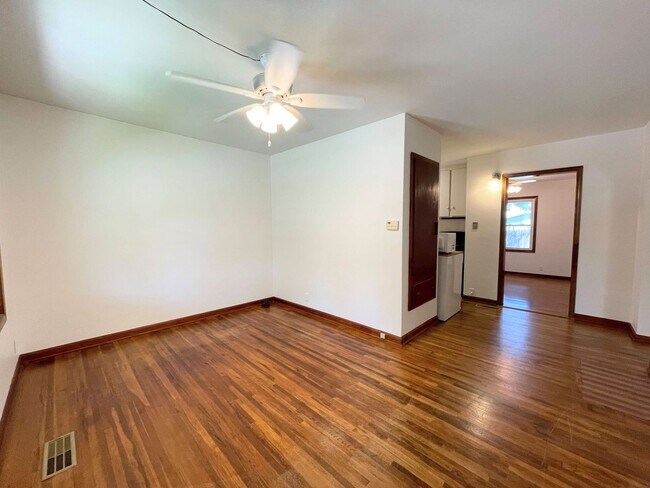 Building Photo - 2 bed, 1 bath with bonus room