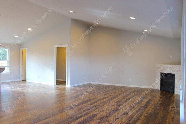 Foto del edificio - Newer single-level 3 BR home in NW Redmond with fenced backyard and RV parking