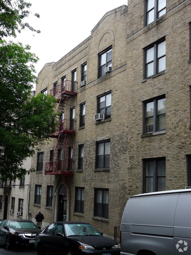 Foto principal - 268 E 237th St