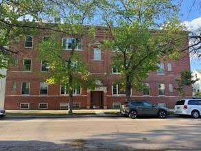 Building Photo - 2206 W School St