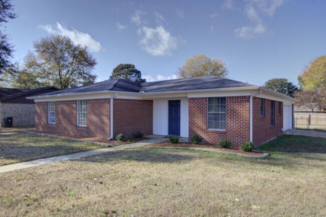 Building Photo - 4907 Fernwood Dr