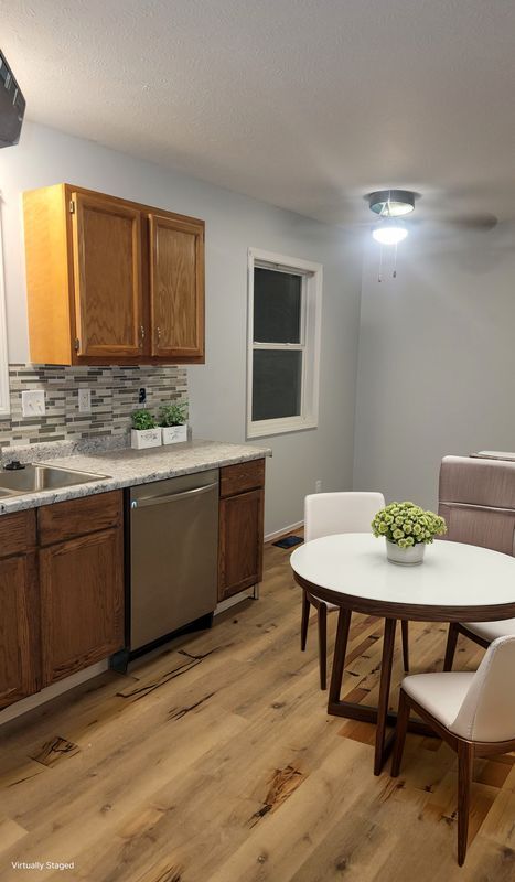 Foto del edificio - 1227 N Daniels Ave