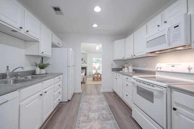 Foto del edificio - Available now. Great 2 BR/2 BA PARTIALLY FURNISHED Home in Meridian Place!