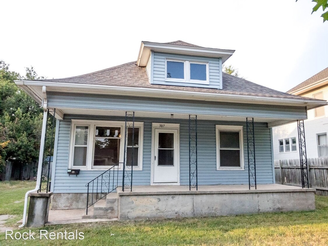 Primary Photo - 3 br, 1 bath House - 307 E 11th