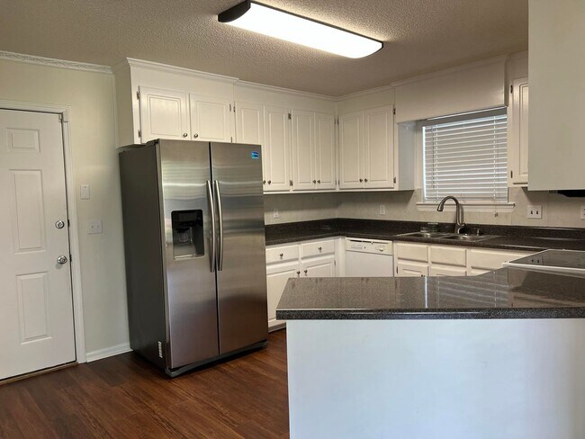 Building Photo - 3BR/2BA Available Today!