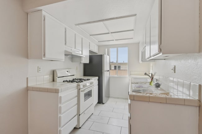 Building Photo - 700 E Cedar Ave