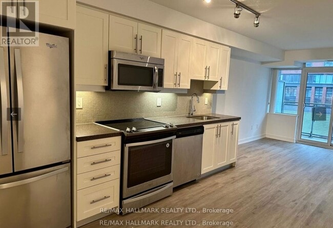 Building Photo - 525 Adelaide St W