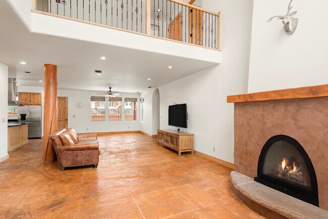 Foto del edificio - 211 Juniper Ct
