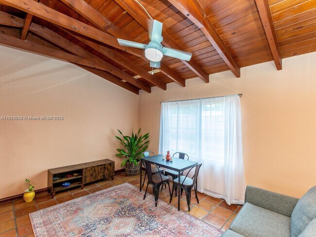 Foto del edificio - 3352 SW 6th St