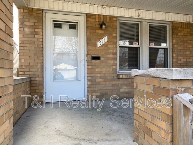 Building Photo - 711 E 49th St