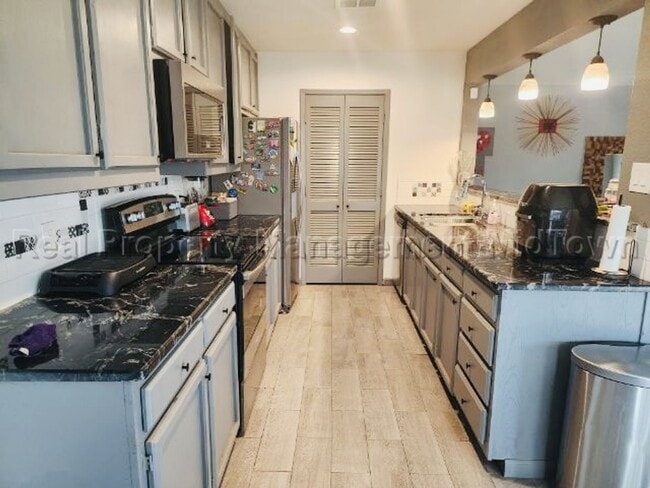 Building Photo - Charming Home in Established Community in ...