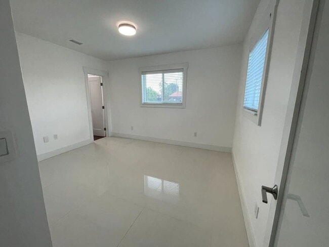 Foto del edificio - West 49th Street, Hialeah, FL 33012 - 1 BR 1 BA single-family home