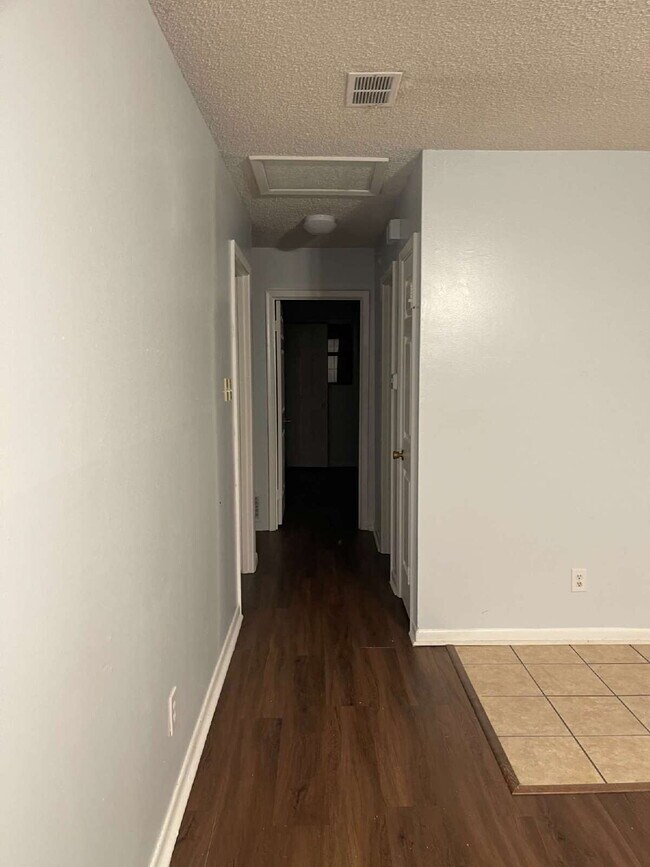 Foto del edificio - "MOVE IN SPECIAL $575 DEPOSIT AND HALF OFF...