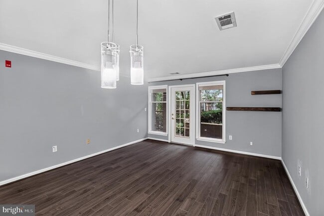 Building Photo - 5565 Seminary Rd
