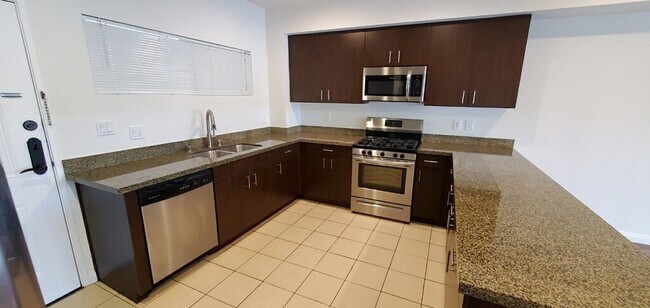 Building Photo - 1488 Rexford Dr