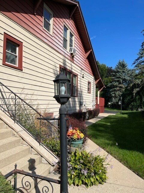 Building Photo - 375 N Oaklawn Ave