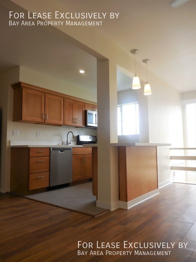 Foto del edificio - Spacious, bright & updated 1 BR - blocks f...