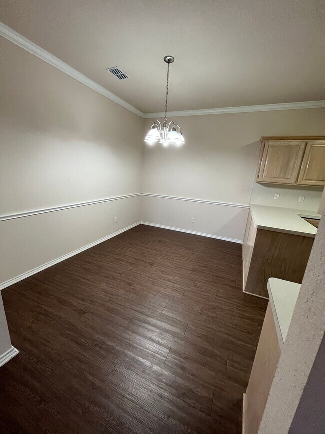 Building Photo - 1506 W Lindsey