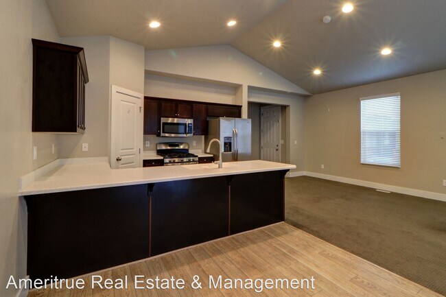 Foto del edificio - 3 br, 3.5 bath House - 120 W 3430 N