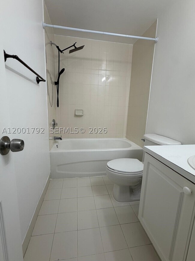 Foto del edificio - 1300 NE 109th St