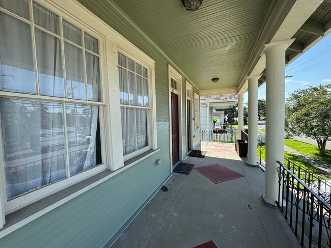 Building Photo - 913 Navarre Ave