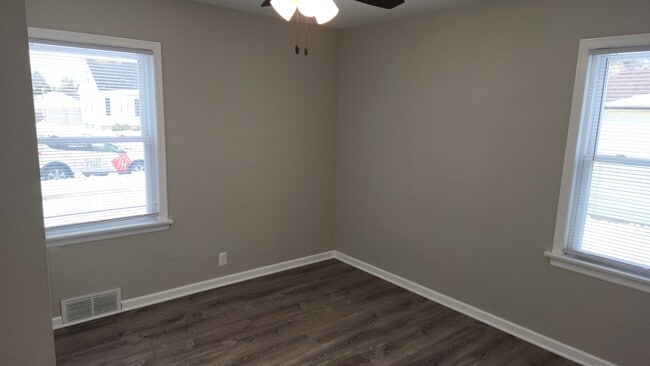 Building Photo - 2000 32nd St