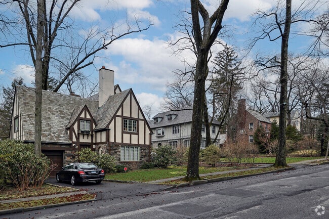 Fieldston features Tudor, Colonial Revival, and Villanova-style mansions.