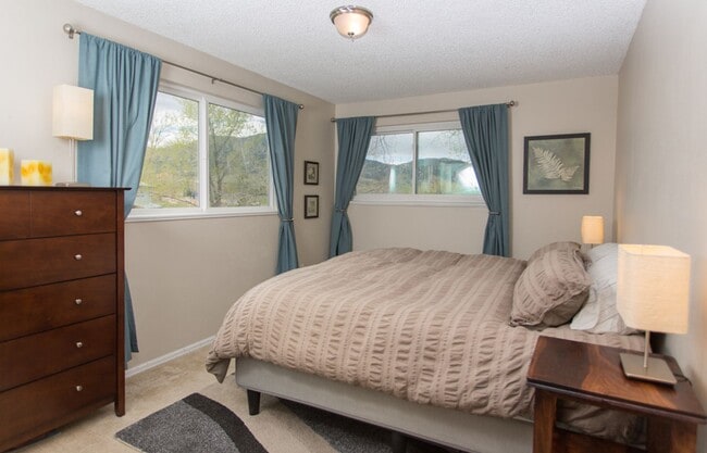 Building Photo - Freshly updated and spacious 2-bed/1.5 bat...