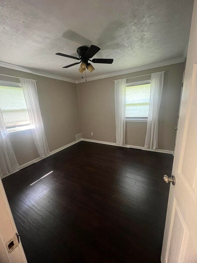 Foto del edificio - 3 Bedroom Home on Lewis Lane