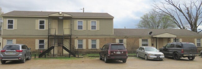 Center Court Apartments - Center Court Apartments-1 month FREE!