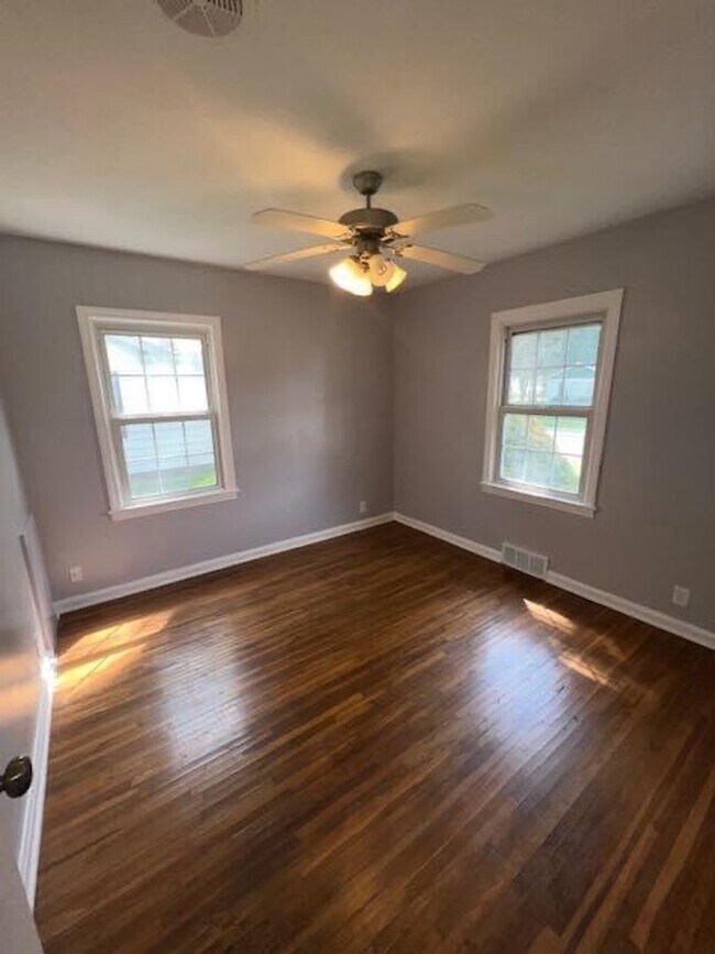 Foto del edificio - 1718 Sweetser Ave